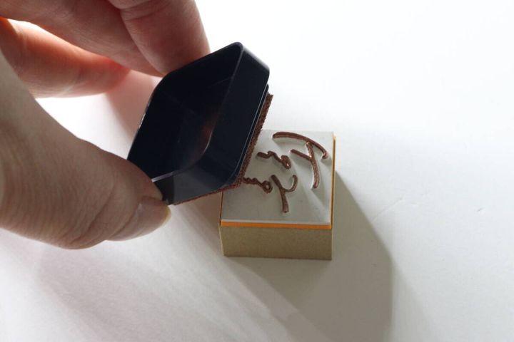黒いインクパッドでFor Youスタンプにインクを付けている