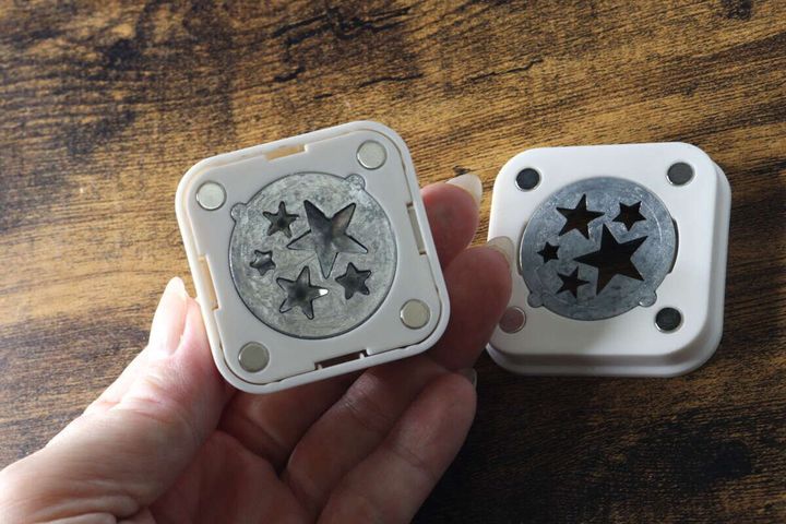 クラフトパンチの上下パーツを外した状態。マグネットと星型の刃が見える