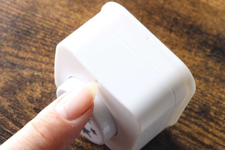 クラフトパンチの上下パーツをひねって取り外している指先