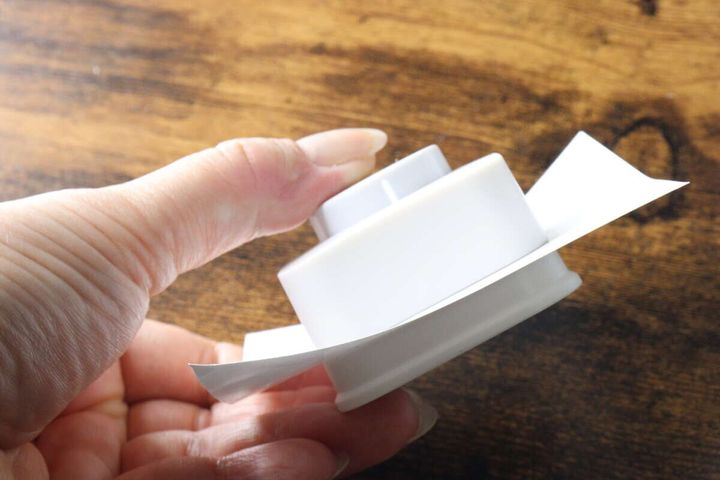 クラフトパンチの上下パーツで白い紙を挟んでいる手