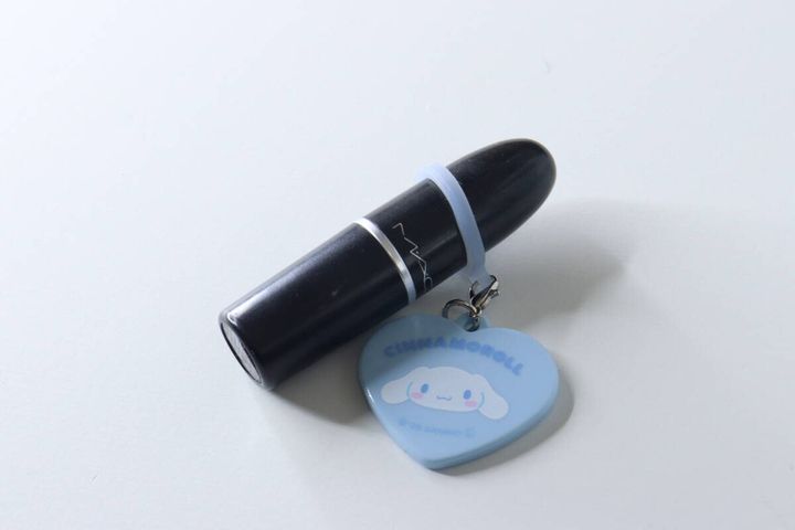 黒いリップスティックのキャップにミラーを取り付けている状態