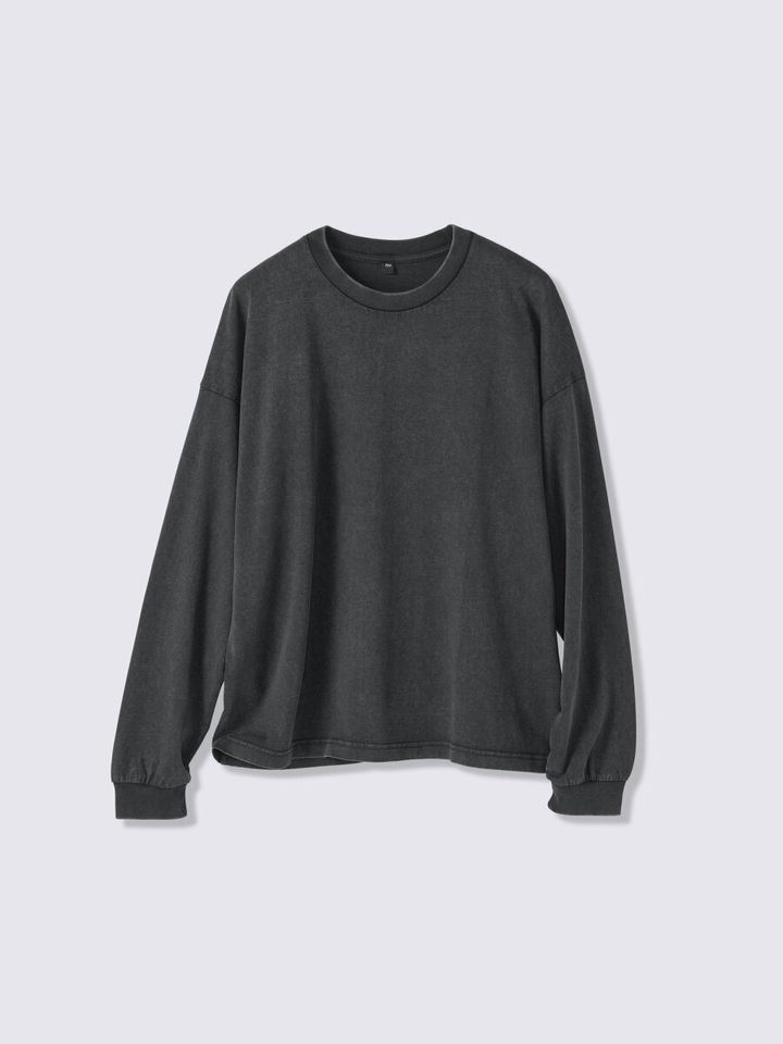 ダークグレーのウォッシュ加工が施されたボクシーT