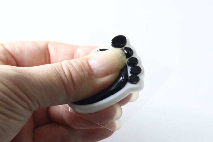 イエティ足型スクイーズを指で強く押して、むにむに感を楽しんでいる