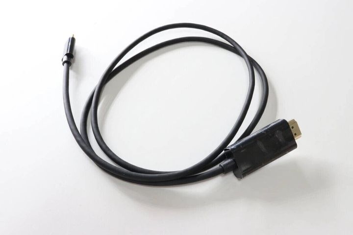 黒いUSB Type-C to HDMIケーブルが白い背景に置かれている