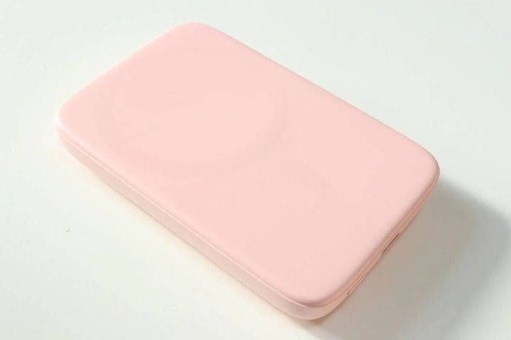 ピンク色のコンパクトなワイヤレスモバイルバッテリー
