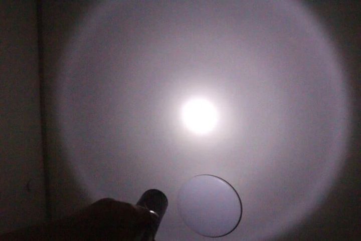 2WAYキャンピングライトがランタンとして部屋を明るく照らす様子
