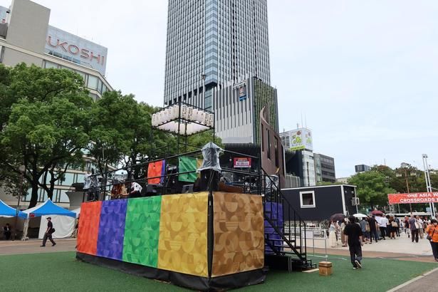 アジアの音楽やダンスを披露するやぐらステージ