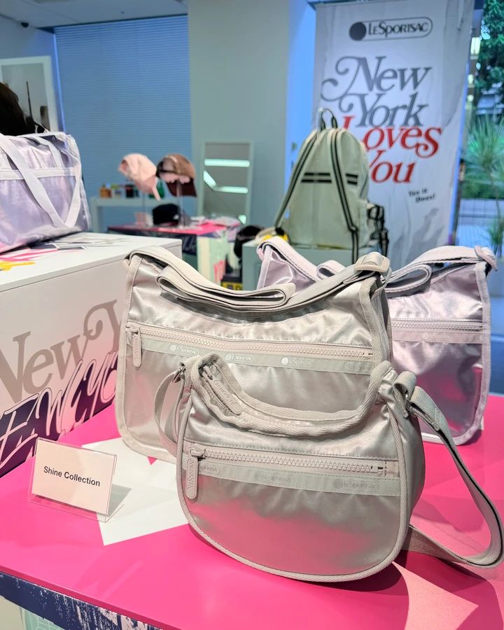 LeSportsac レスポートサック シャインコレクション メタリック シルバー 公園コーデ きれいめカジュアル