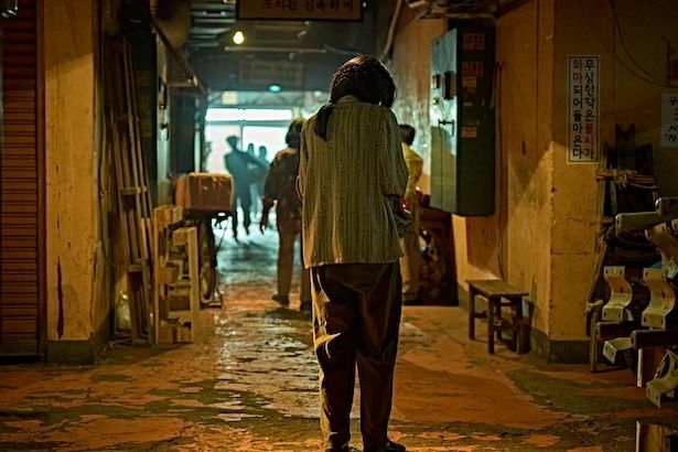 消息不明になってから40年後に白骨遺体で発見されたドンファンの母・ヨンヒ(シン・ヒョンビン) (C)2025 WOWPOINT, ALL RIGHTS RESERVED.