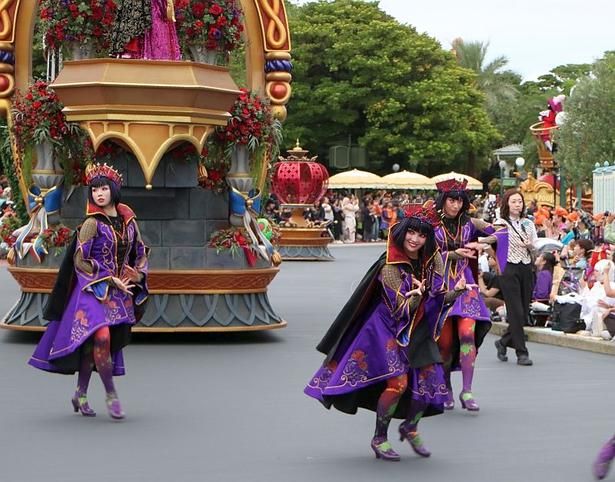 ダンサーたちの妖しげなダンスも魅力的