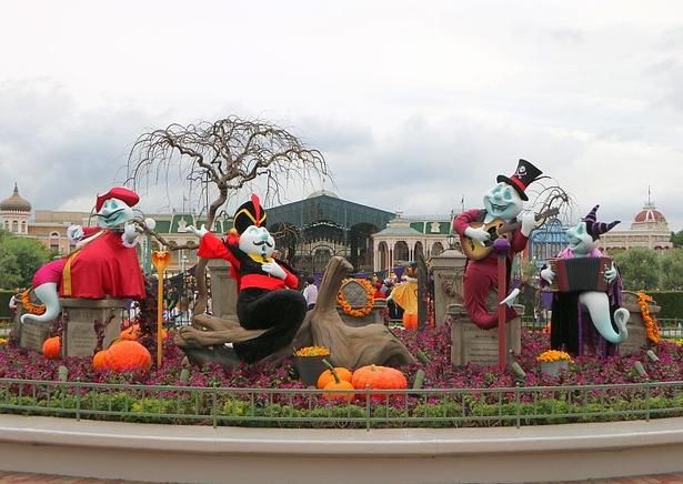 シンデレラ城周辺。ヴィランズをイメージしたゴーストたちがハロウィンを楽しんでいる様子が表現されている