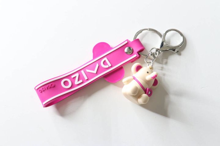 ピンクのストラップにDAISOのロゴとローマ字の名前が書かれたキーホルダー
