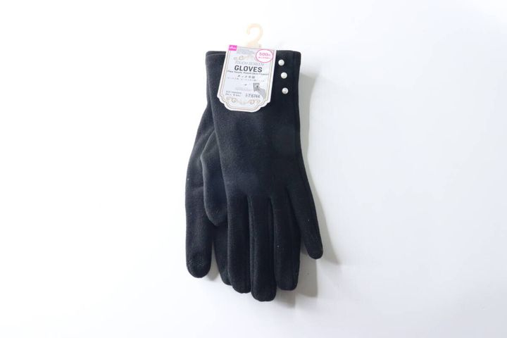 黒い手袋がハンガーにかけられ、商品タグが付いている