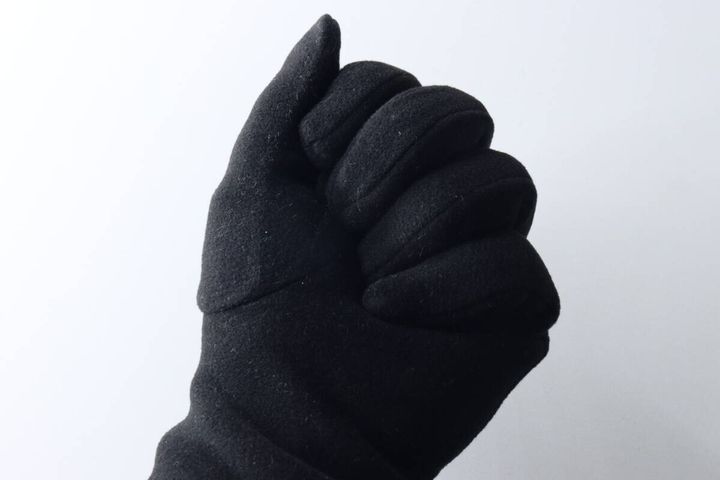 女性が黒い手袋を着用し、拳を握っている様子