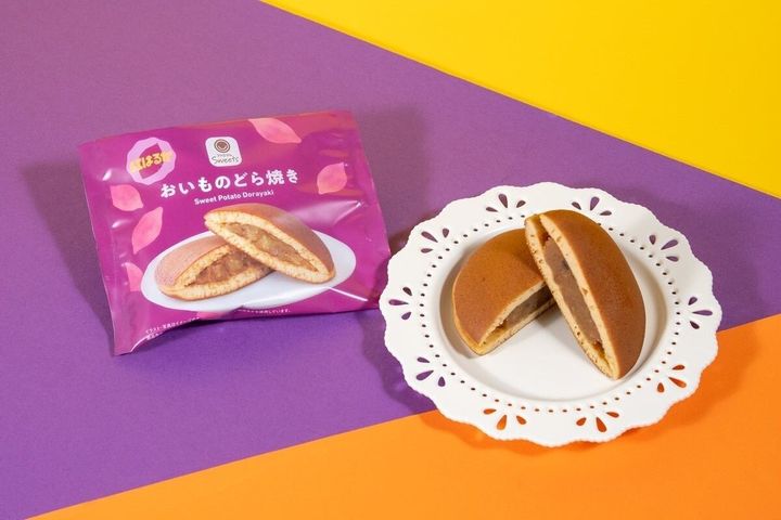 袋入りのどら焼きと、白い皿に置かれた半分にカットされたおいものどら焼き