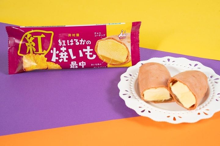 袋入りの最中アイスと、白い皿に置かれた半分にカットされた紅はるかの焼いも最中