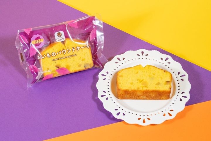 袋入りのパウンドケーキと、白い皿に置かれたおいものパウンドケーキ一切れ