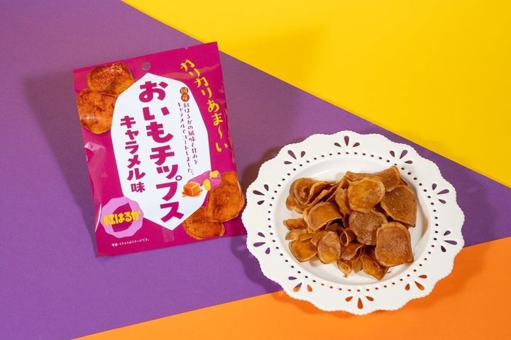 袋入りのチップスと、白い皿に盛られたおいもチップスキャラメル味
