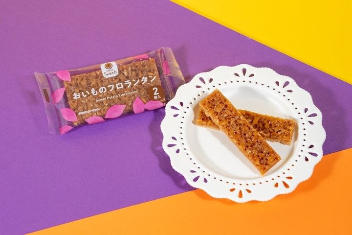 袋入りのフロランタンと、白い皿に置かれたおいものフロランタン2本