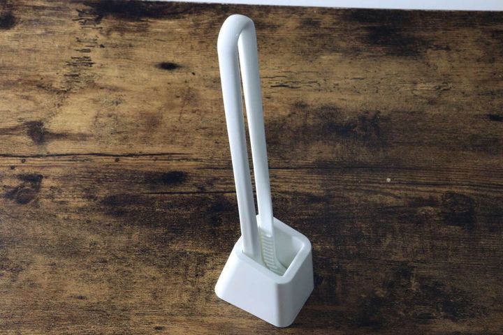専用スタンドに収納されたトイレ用おそうじトング