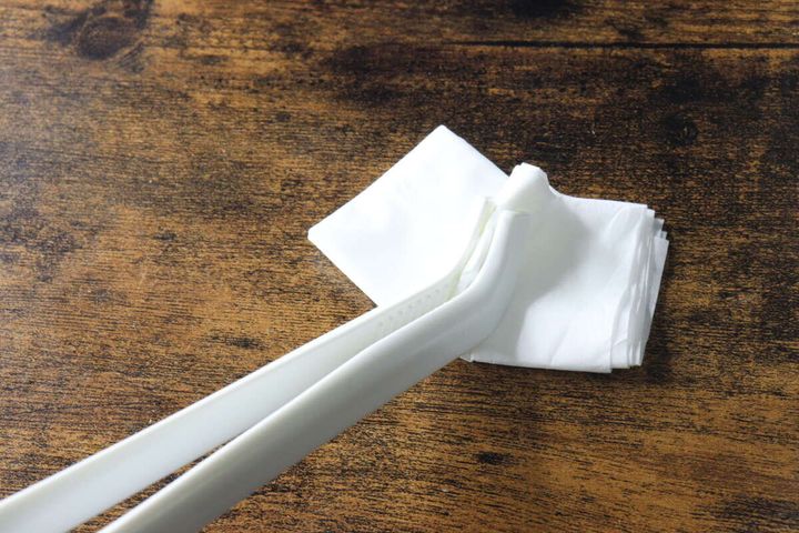 流せるトイレクリーナーを挟んだトイレ用おそうじトング
