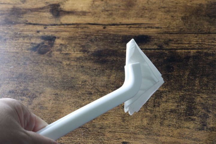 トイレットペーパーを挟んだトイレ用おそうじトング