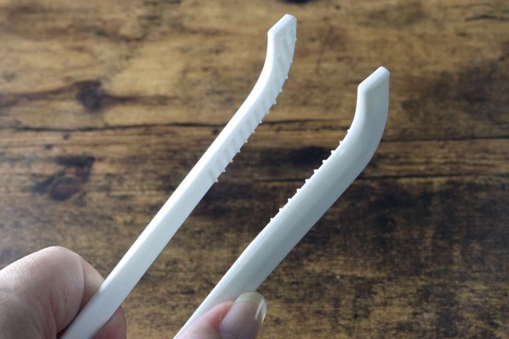 トングの先端部分にあるギザギザの凹凸