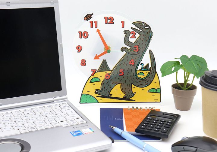 デスクに置かれたアクリル時計とノートPCや観葉植物