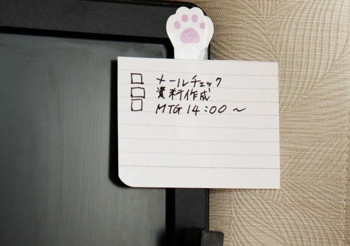 ミケネコ柄のシールでTODOリストのメモをモニターに貼っている