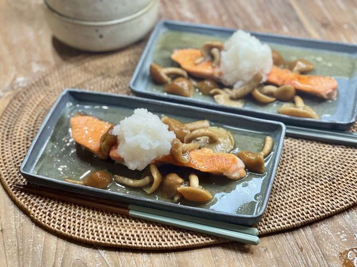 完成した鮭のムニエルおろしあんかけソースが、大根おろしを添えて2皿に盛り付けられている