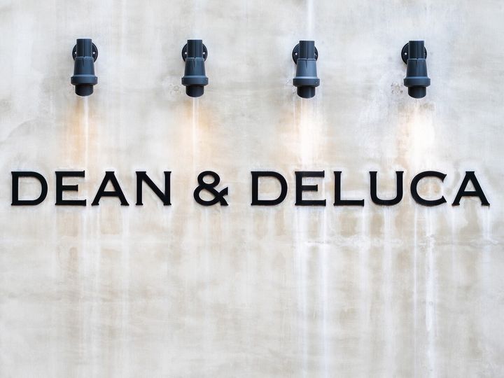 DEAN & DELUCAから、ワインや食材をたっぷり収納できる「グロサリーバッグ」が登場。ボトル用の仕切り付きで、普段のお買い物にも大活躍です。（画像出典：Shutterstock.com）
