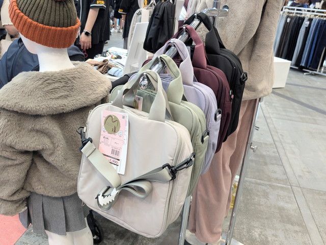 スクエア型のショルダーバッグ