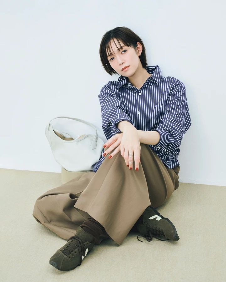 佐藤栞里 シャツコーデ