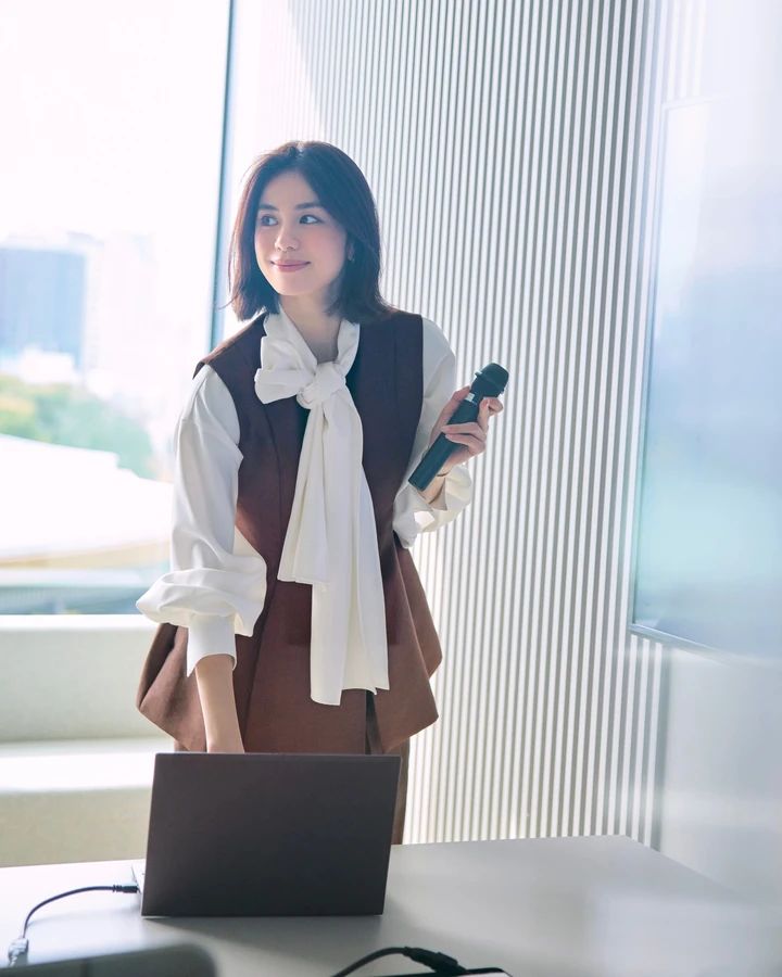 佐藤晴美 ブラウスコーデ