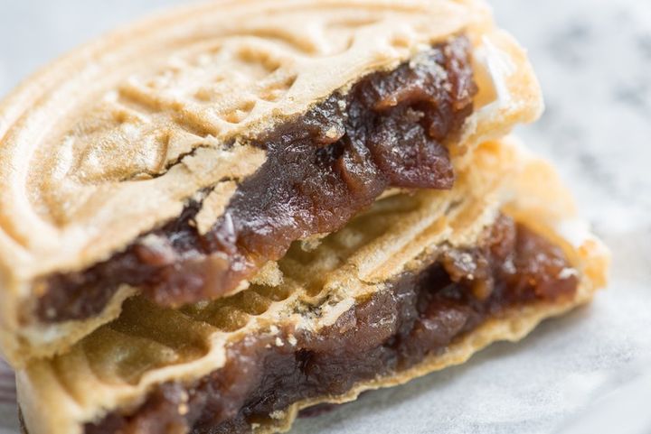 最中を割った写真 美味しそうな最中 伝統和菓子