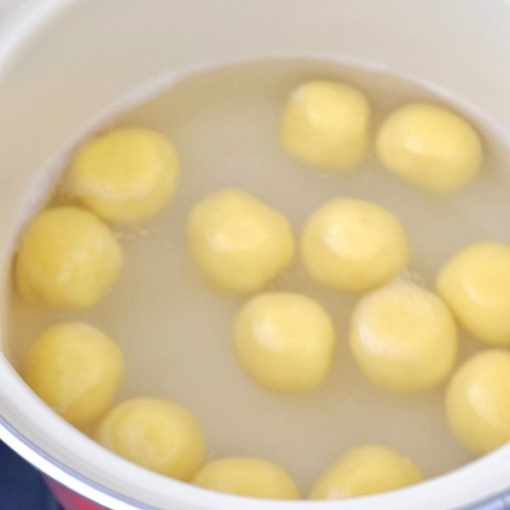 鍋でゆでているかぼちゃのお豆腐白玉