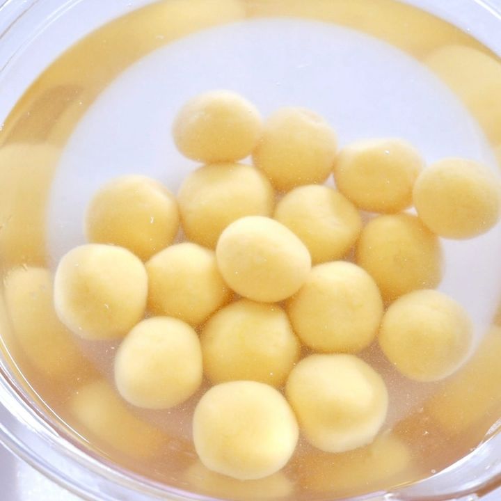 冷水に入れたかぼちゃのお豆腐白玉