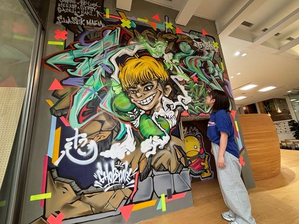 【東京都町田市】松陰高校町田校に那須川天心選手を応援する壁面アート登場！制作現場を学びの機会に