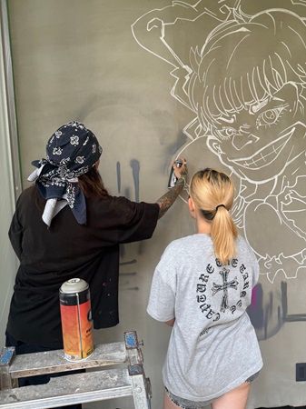 【東京都町田市】松陰高校町田校に那須川天心選手を応援する壁面アート登場！制作現場を学びの機会に