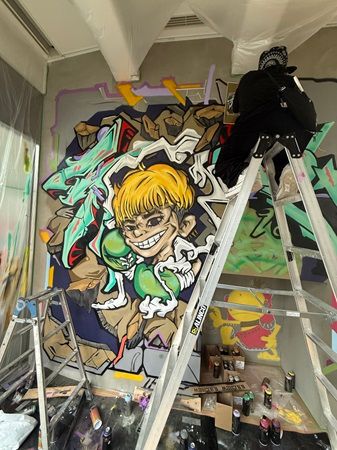 【東京都町田市】松陰高校町田校に那須川天心選手を応援する壁面アート登場！制作現場を学びの機会に