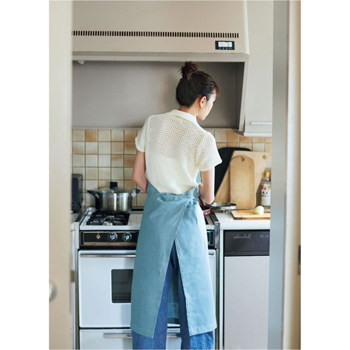 キッチンで料理する桐谷美玲さんの後ろ姿