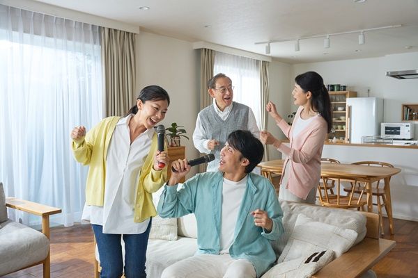 家庭用カラオケサウンドバー「KARA×KARA」の設置サービス！シニアの“設定の壁”解消