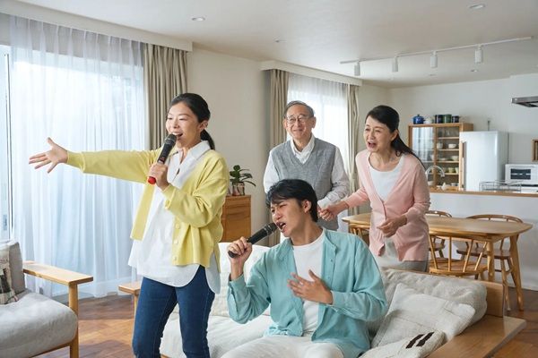 家庭用カラオケサウンドバー「KARA×KARA」の設置サービス！シニアの“設定の壁”解消