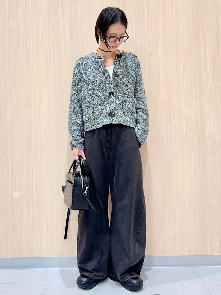 バレルパンツに合わせて今っぽいカジュアルコーデに 出典：StyleHint