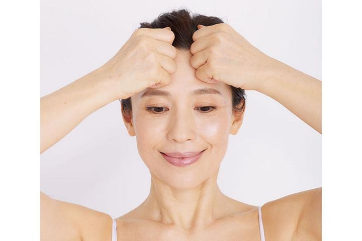 おでこのシワ・たるみが気になる人へ。佐藤由美子さん直伝「筋膜リフト」で額をほぐすセルフケア（2〜3日に1回）