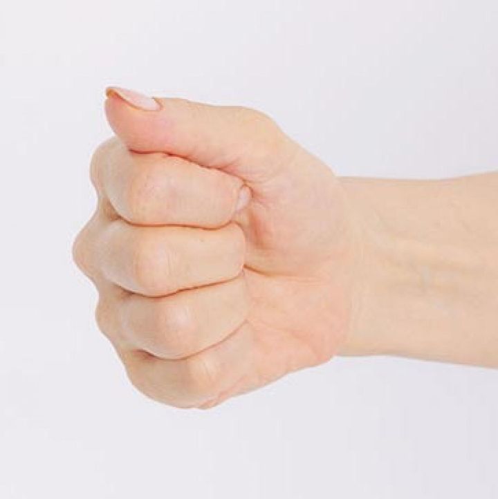 ココを使います！ 第一関節と第二関節の間の平らな部分で、圧をかけます。