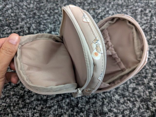 mofusandポーチの薄型スペースとメインスペースを両方開いた写真