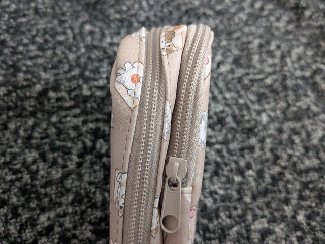 mofusandポーチの側面に2本並んだファスナーのアップ写真
