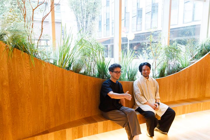 対談中の平山哲生さんと佐々木慧さん