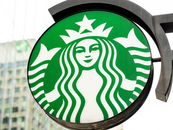 スターバックスから、ポケモンとのコラボレーションによる「ピカチュウ ハニークリーム ラテ」と全41種のオリジナルグッズが2026年9月30日に発売されます。（画像出典：Shutterstock.com）